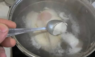 Îndepărtați orice spumă din bulion.