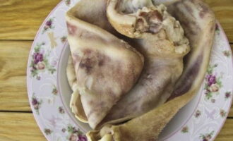 Alisin ang nilutong tainga sa sabaw at salain ang sabaw. Ang puro sabaw ay maaaring gumawa ng isang nakamamanghang ulam. Kung ayaw mong gamitin kaagad, i-freeze.