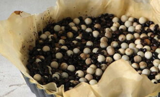 Tinatakpan namin ang amag na may pergamino at ipamahagi ang kuwarta, bumuo ng maliliit na panig - butas ng isang tinidor at ilagay sa oven sa 200 degrees sa loob ng 12 minuto na may timbang (ilagay ang mga tuyong beans sa itaas) at ang parehong halaga nang walang timbang. Tinatakpan namin ang amag na may pergamino at ipamahagi ang kuwarta, bumuo ng maliliit na panig - butas ng isang tinidor at ilagay sa oven sa 200 degrees sa loob ng 12 minuto na may timbang (ilagay ang mga tuyong beans sa itaas) at ang parehong halaga nang walang timbang.