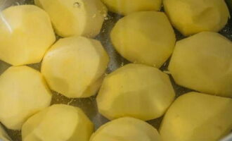 Schil de aardappelen. Ik gebruik huishoudster voor het gemak. Kook door zout aan het water toe te voegen.