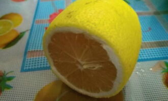 Đổ nước cốt chanh lên trên và bên trong cá.