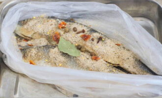Täck fisken med den torra kryddblandningen. Vi lägger också ett lagerblad här, brutet i små bitar.