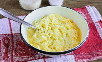 Giet het mengsel van eieren en melk bij de gekookte vermicelli en meng alles goed met een lepel.