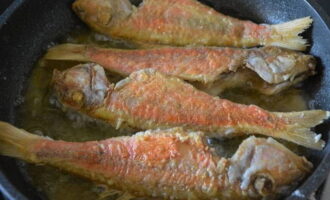 Cẩn thận lật mặt còn lại và lặp lại cho đến khi giòn.