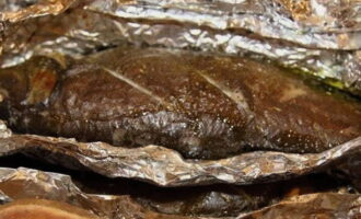 Magluto ng isa pang 10 minuto na nakabukas ang foil. Papayagan nito ang isda na maging kayumanggi.
