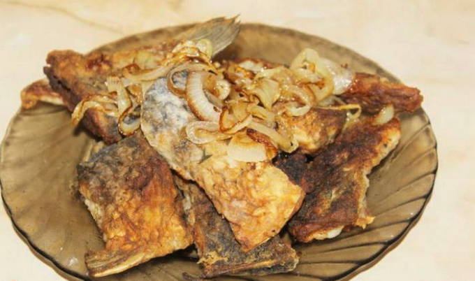 Pritong carp sa isang kawali