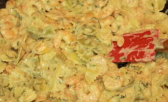 Pune farfalle-ul fiert intr-o strecuratoare, clateste cu apa rece, adauga la sosul cu creveti, amesteca si stinge focul dupa 1-2 minute. Serviți pastele de creveți fierte în sos de usturoi și smântână fierbinți pentru cină.Poftă bună!