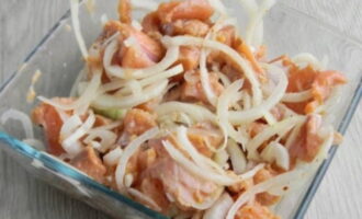 Se amestecă din nou ingredientele gustării și se lasă la temperatura camerei timp de 30-40 de minute.