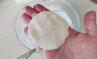 Tạo thành những chiếc bánh pho mát có cùng kích thước từ khối mềm.