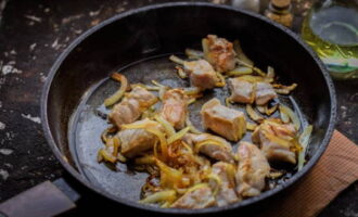 Apoi, asezonați ingredientele cu piper măcinat și sare, amestecați și prăjiți timp de 10 minute până când sunt complet fierte.