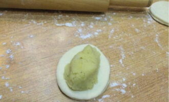 Col·loqueu una cullerada de puré de patates al centre de cada truita. Col·loqueu una cullerada de puré de patates al centre de cada truita.