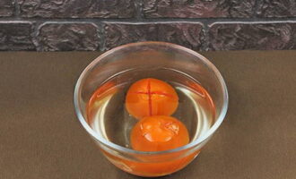 Bereid de saus voor. We snijden de tomaten aan de onderkant en gieten er kokend water overheen gedurende 6-7 minuten; door de hittebehandeling laat de schil van de tomaten gemakkelijk los, en dat is precies wat we nodig hebben.