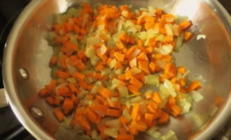 Kapag ang sibuyas ay translucent, idagdag ang diced carrots at tinadtad na bawang. Kapag ang sibuyas ay translucent, idagdag ang diced carrots at tinadtad na bawang.