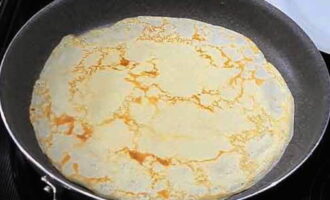 Smörj en het stekpanna med vegetabilisk olja innan du bakar den första pannkakan. Häll degen och fördela över hela området. Stek tills de är gyllenbruna på båda sidor. På så sätt bakar du alla pannkakor. Det blir snabbare i två kastruller. Medan köttet tillagas kommer du att hinna steka pannkakorna.