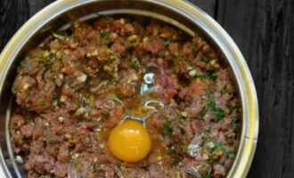 Blanda ingredienserna med omrörande rörelser och vispa sedan försiktigt i kycklingägget. Vispa och knåda köttfärsen ordentligt. Det ska bildas vita trådar och köttet ska bli elastiskt. Denna process kan ta upp till 15 minuter.