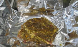 Takpan ng cling film at iwanan upang mag-marinate sa refrigerator. Maaari mong iwanan ito nang magdamag.