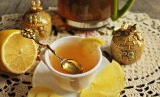 Ibuhos ang mabangong tsaa sa mga tasa. Ihain kasama ng lemon wedge at honey.