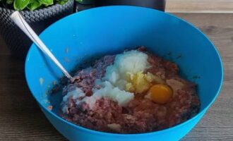 Mal de aromatiska grönsakerna till en pasta och lägg i en skål. Knäck ägget och krydda med kryddor.