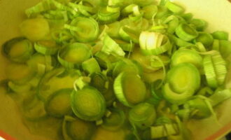Prăjiți ceapa într-o tigaie separată în ulei vegetal. Apoi trimiteți țelina la ea.