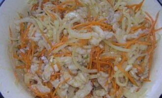 Încinge bine uleiul vegetal într-o tigaie. Adăugați piper roșu măcinat și opriți imediat focul. Se toarnă ulei aromat fierbinte peste vas, se amestecă bine și se lasă 15 minute.