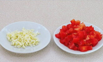 Cắt tỏi và cà chua thành khối.