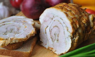 Món thịt ba chỉ cuộn tự làm đã sẵn sàng. Cắt lát và phục vụ!