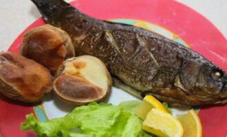 Tench na inihurnong sa foil sa oven ay handa na. Ihain kasama ang iyong mga paboritong add-on at panig!
