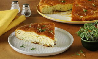 Bánh thạch với sốt mayonnaise và kem chua với bắp cải đã sẵn sàng trong lò. Chia thành nhiều phần và phục vụ!