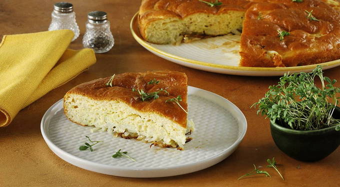 Bánh thạch với sốt mayonnaise và kem chua với bắp cải