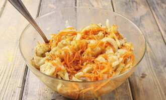 Tillsätt vegetabilisk olja och blanda allt väl. Ställ i kylen i 2-3 timmar.