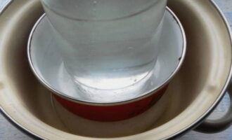 Đặt áp lực lên trên và để phô mai ở vị trí này trong một giờ.