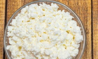Ang cottage cheese ng gatas ng kambing ay handa na sa bahay. Tulungan mo sarili mo!