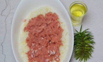Tritureu trossos de porc per obtenir carn picada. L'enviem a l'arròs.