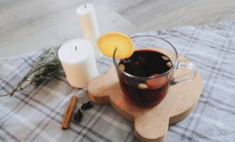 Doftande hemlagad alkoholfri glögg gjord på körsbärsjuice är klar. Försök!