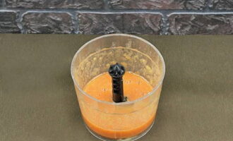 Verwijder de zachte schil en pureer de groenten in een blender tot een gladde massa.