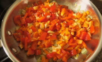 Kapag ang mga karot ay umabot sa kalahating luto na yugto, idagdag ang diced bell pepper sa mga gulay. Kapag ang mga karot ay umabot sa kalahating luto na yugto, idagdag ang diced bell pepper sa mga gulay.