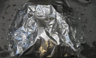 Ilipat ang inihandang karne sa isang baking sheet na may foil.