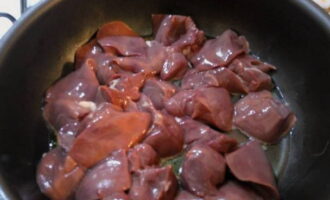 Transferați organele într-o tigaie cu ulei vegetal. Se prăjește aproximativ 5 minute la foc mare.