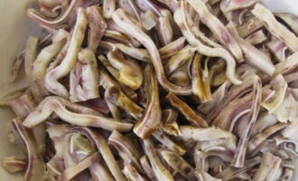Ibuhos ang toyo at budburan ng granulated sugar.