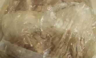 Bọc bằng màng hoặc túi. Làm lạnh cho đến khi đông lại hoàn toàn. 12 giờ là đủ.