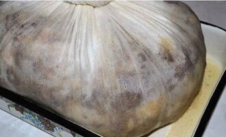 Nhấc các mép vải lên, chúng ta buộc lại thành một nút thắt chặt.