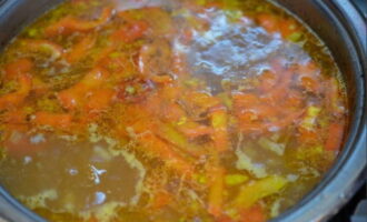 Puneți ingredientele prăjite într-un bulion în clocot și aduceți la fiert, asezonați mâncarea cu ierburi aromatice, piper măcinat și sare - fierbeți la foc moderat timp de 15-20 de minute.