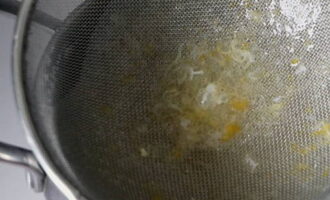 Muli naming sinasala ang curd base, ngunit sa oras na ito direkta sa kasirola. Muli naming sinasala ang curd base, ngunit sa oras na ito direkta sa kasirola.