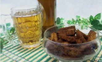 Làm nguội bánh quy giòn một chút, đặt lên đĩa và phục vụ. Chúc ngon miệng!