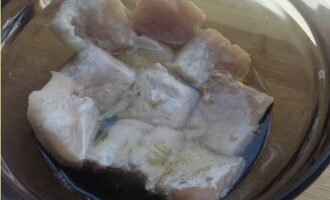 Matapos lumipas ang oras, ilagay ang isda sa isang salaan at hayaang maubos ang labis na suka. Ibalik ang mga hiwa sa mangkok at magdagdag ng langis ng gulay na mainit sa kawali.