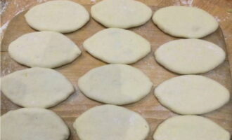 Col·loquem els productes semielaborats amb la costura cap avall i els repassem lleugerament amb un corró. Col·loquem els productes semielaborats amb la costura cap avall i els repassem lleugerament amb un corró.
