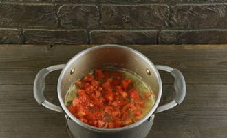Lägg tomatmassa, salt, kryddor och tomatpuré i en kastrull med välstuvat kött.