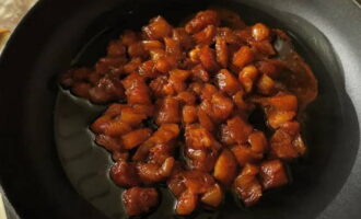 Habang nagluluto ang mga gulay, painitin ang pangalawang kawali. Ibuhos sa langis ng gulay at idagdag ang inatsara na karne. Habang nagluluto ang mga gulay, painitin ang pangalawang kawali. Ibuhos sa langis ng gulay at idagdag ang inatsara na karne.