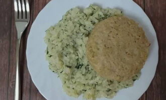 Verdeel de rijst en schnitzels in porties.