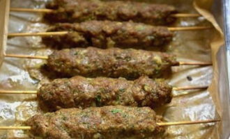 Grädda lula kebab i minst 40 minuter.